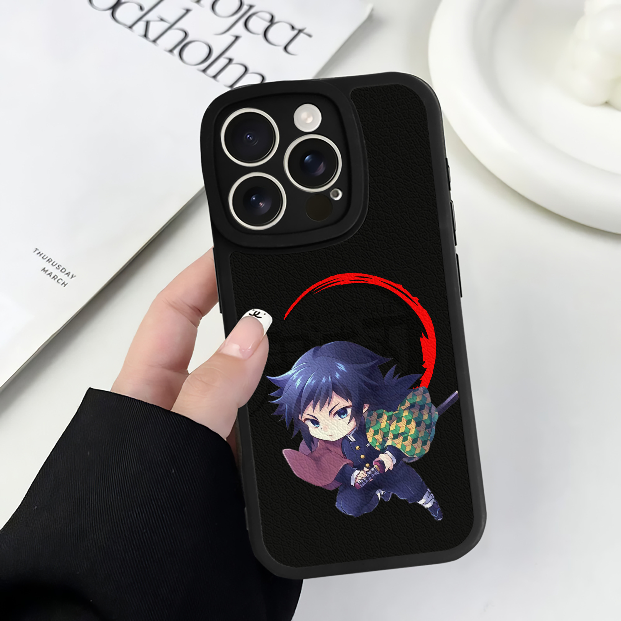 （画像用） 鬼滅の刃（きめつのやいば）水柱-冨岡 義勇／とみおか ぎゆう Tomioka Giyuu 【iPhone 16シリーズ対応】シリコンスマホケース（レザー調） 材質：シリコン